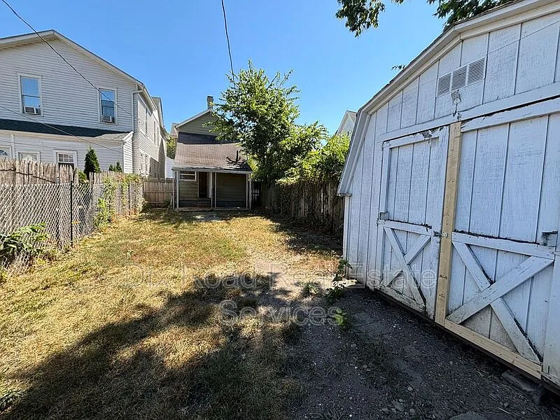 2 bed, 1.0 bath, 1376 sqft, $1,025 — Photo 2