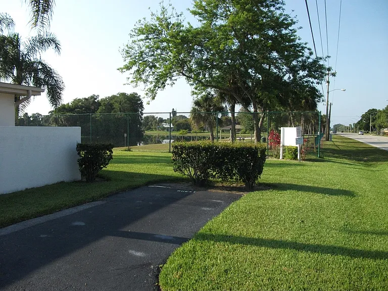 718 Joel Blvd — Photo 4