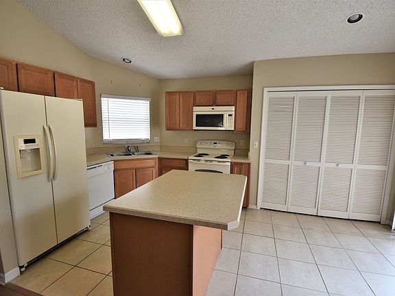 4th image of 2922 Dickens Cir