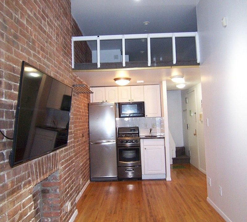 1st image of 368 W 46th St #2B