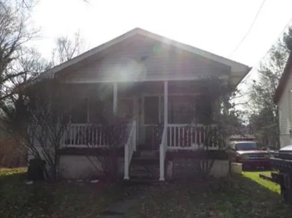 Gilby Ln, New Kensington, PA 15068
