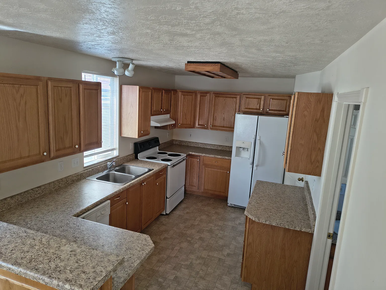 3 bed, 1200 sqft, $1,900 — Photo 4