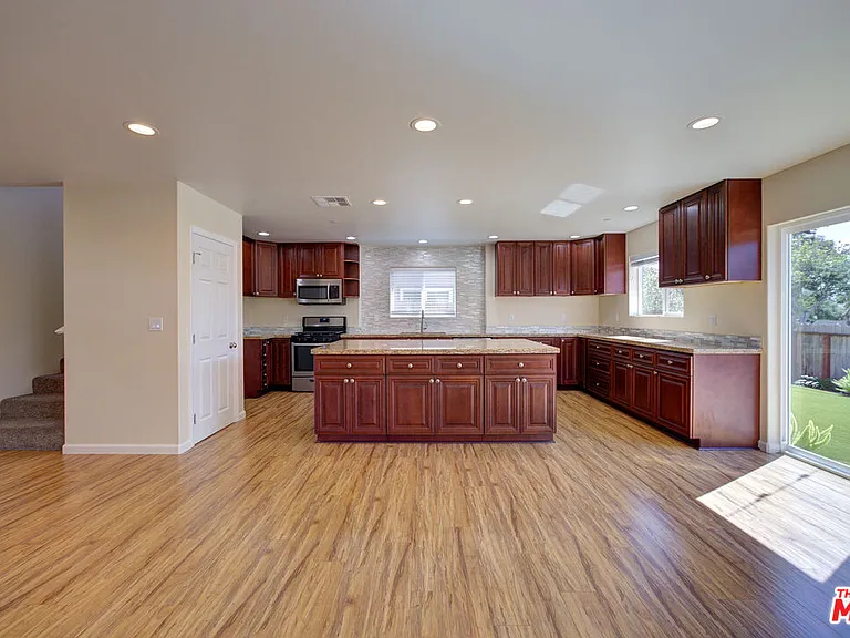 585 Branch St — Photo 2