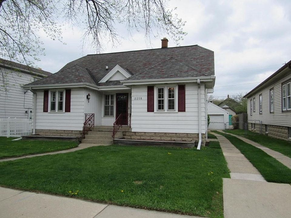 Front of House with driveway to garage. (garage also can be accessed thru alley)