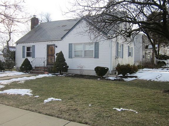 2nd image of 27 Saint Regis Pl