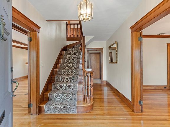 4th image of 158 Common St