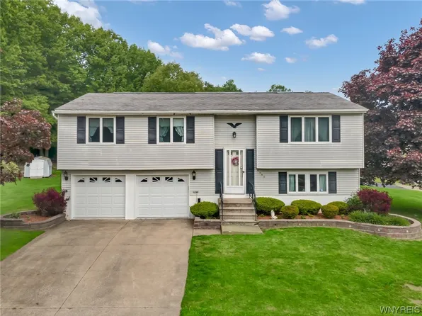 6990 Waring Cir, Derby, NY 14047