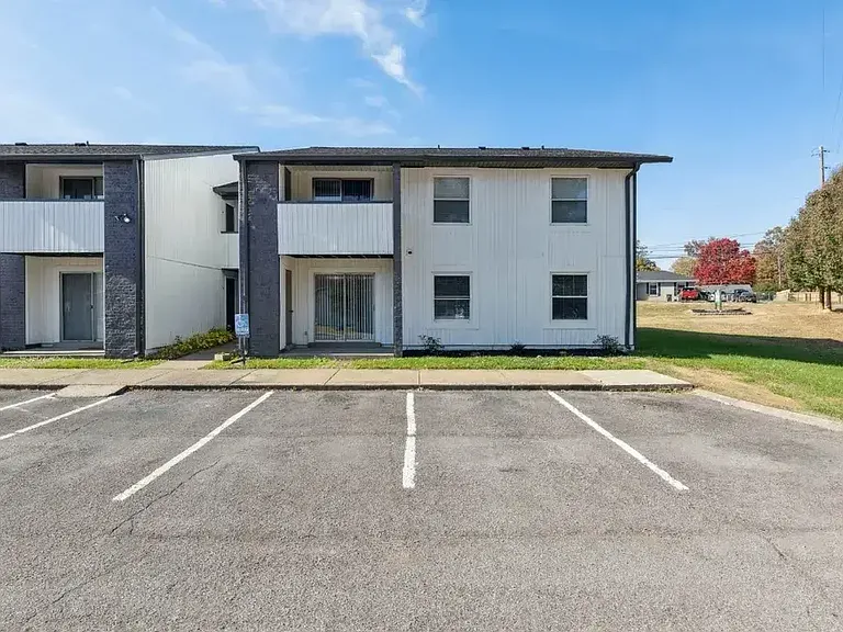 Meadow Glen Apartments — Photo 13