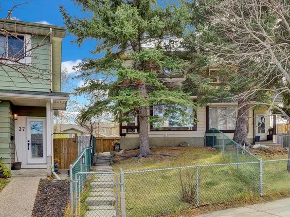 35 Berkley Ct NW, Calgary, AB T3K 1B7