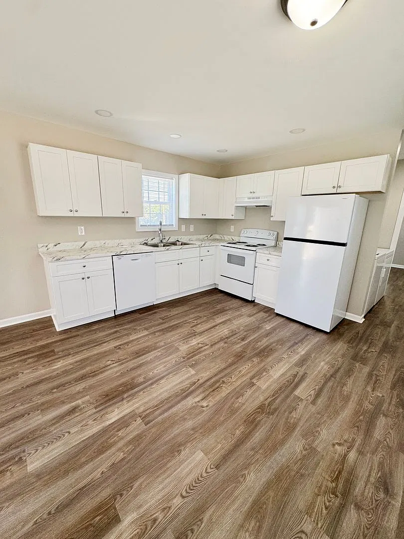 Immaculate 2 BR/ 2 BA - Move in Ready! — Photo 3