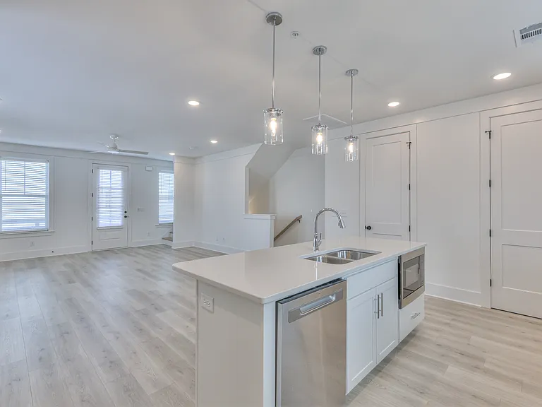 1589 Residences — Photo 16
