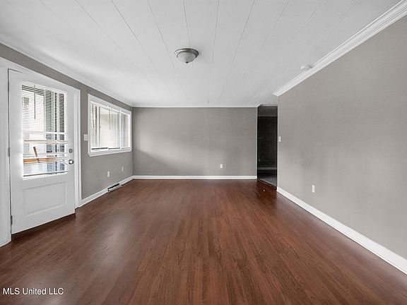 5th image of 511 Pinecrest Cir