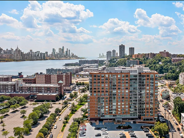 512 Hudson Park — Photo 3