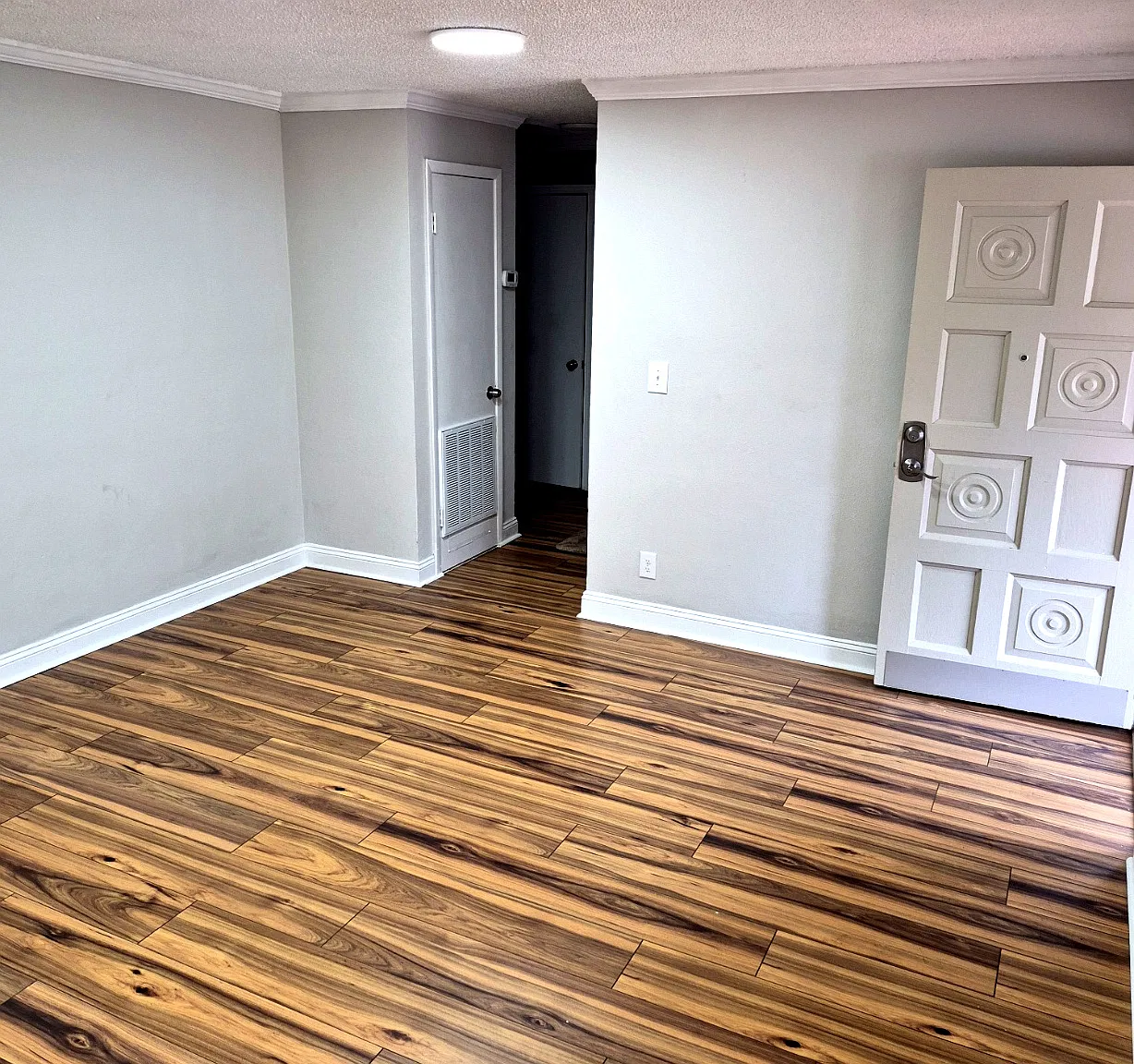 4310 S Thatcher Ave — Photo 2