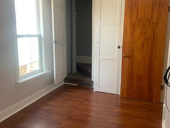 5th image of 520 Leslie St