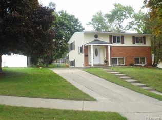 880 Panorama Ct, Milford, MI 48381
