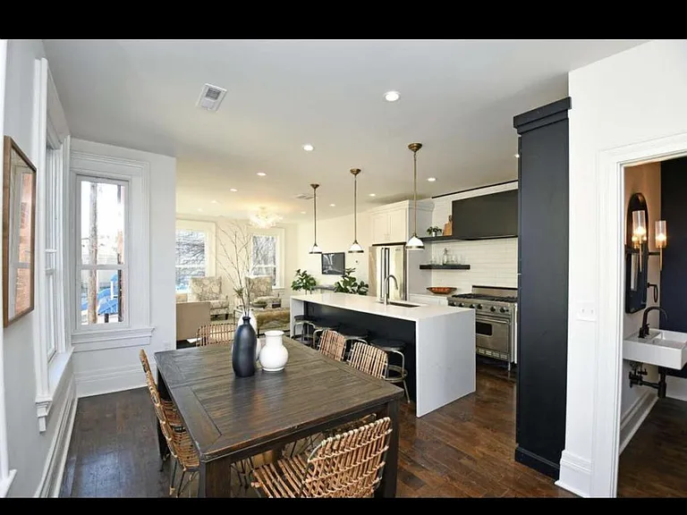 216 E 8th St #2 — Photo 3