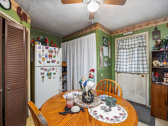 3rd image of 815 Edison Ln