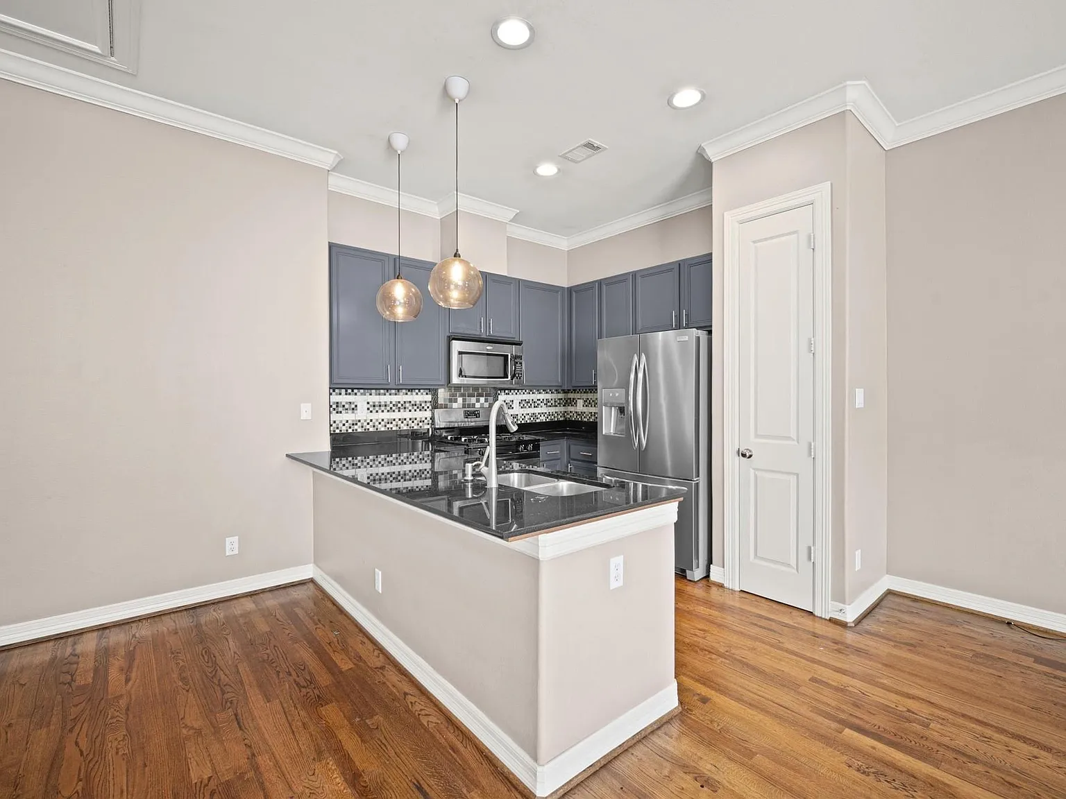 3 bed, 2.0 bath, 1524 sqft, $2,595 — Photo 3