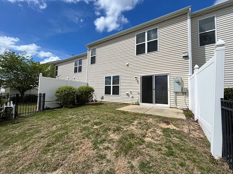 8206 Yaxley Hall Dr — Photo 24