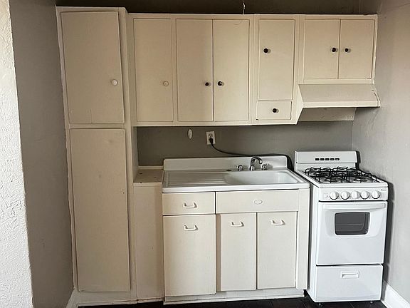 2nd image of 2722 Vine St #6