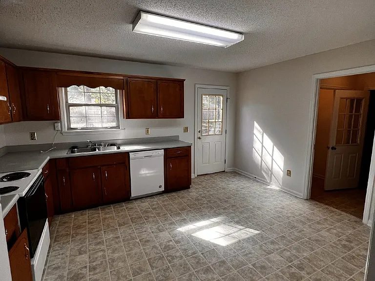160 Waters Ave — Photo 4