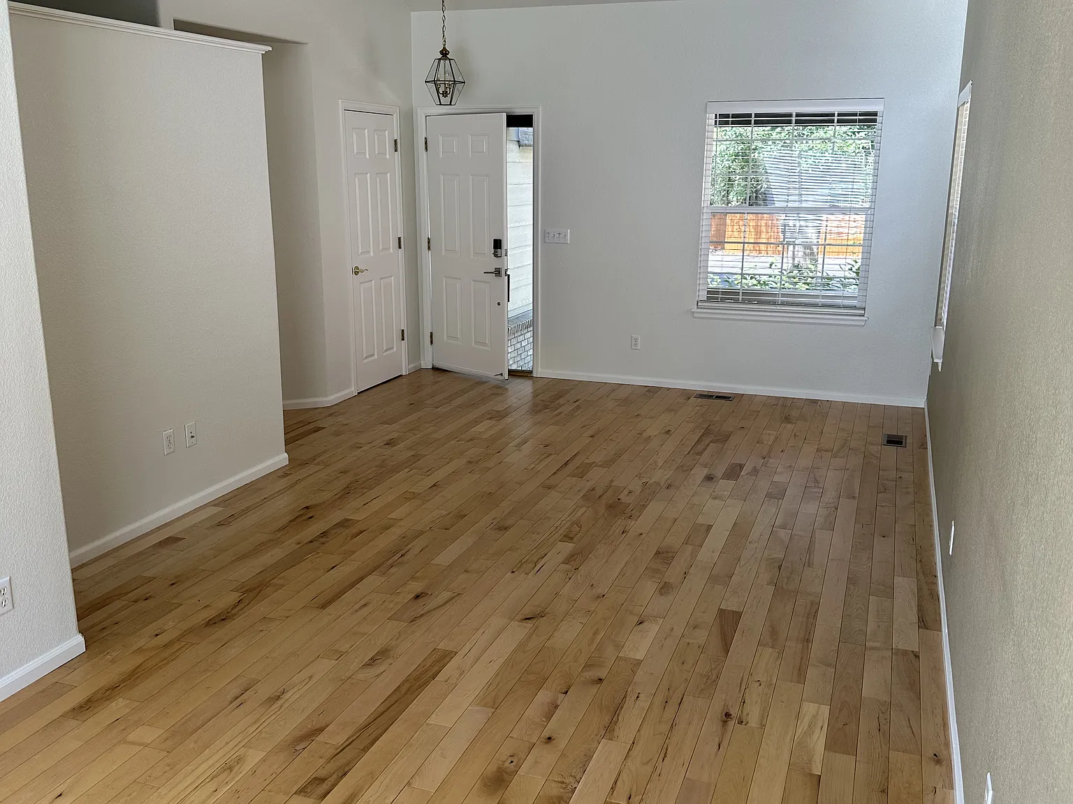 3 bed, 2700 sqft, $3,550 — Photo 3