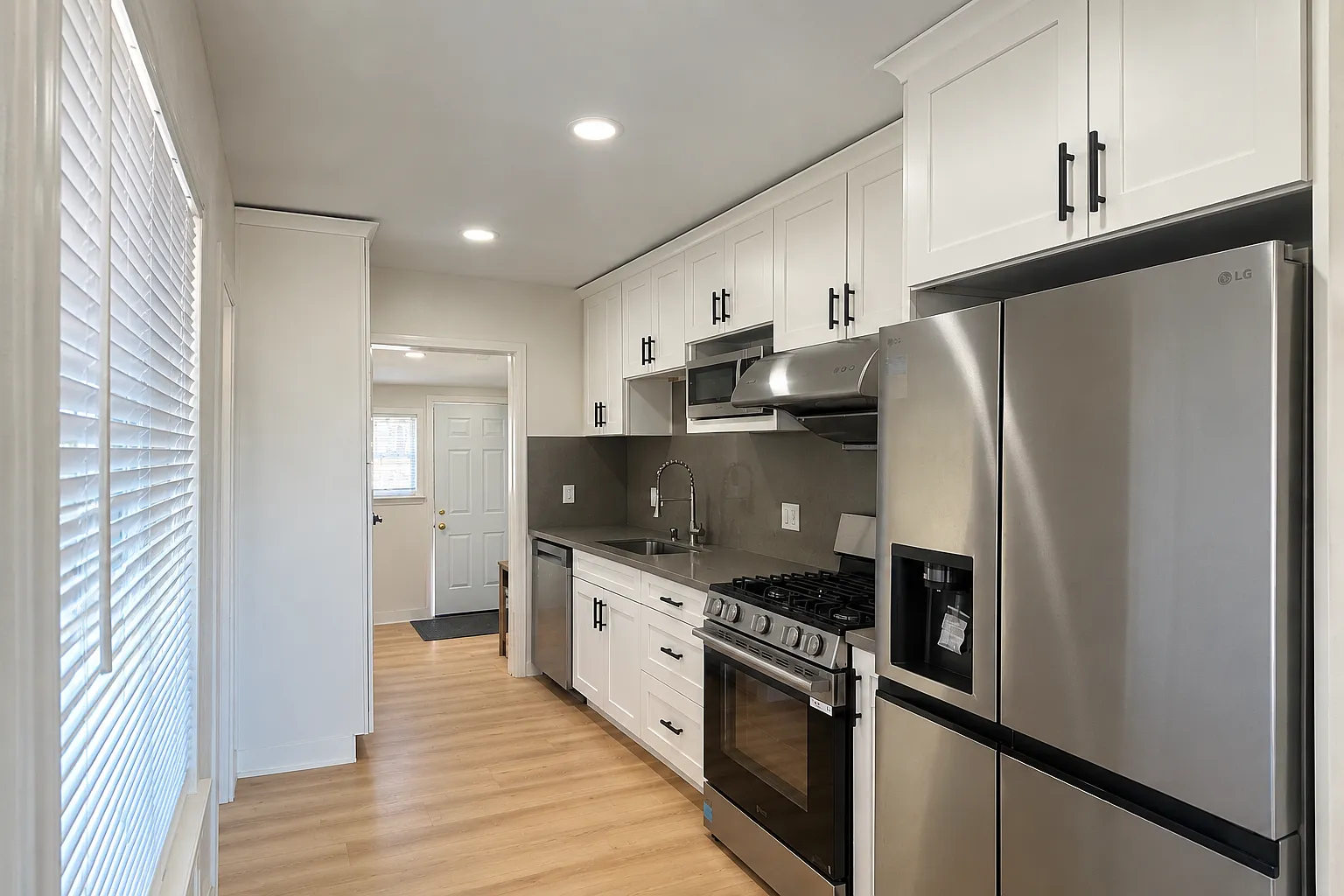 3 bed, 918 sqft, $2,900 — Photo 4
