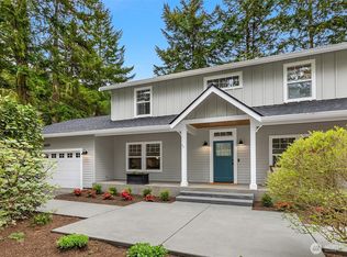 9835 NE Rose Trail Ln, Bainbridge Island, WA 98110