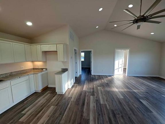 4th image of 205 Robinson Ln
