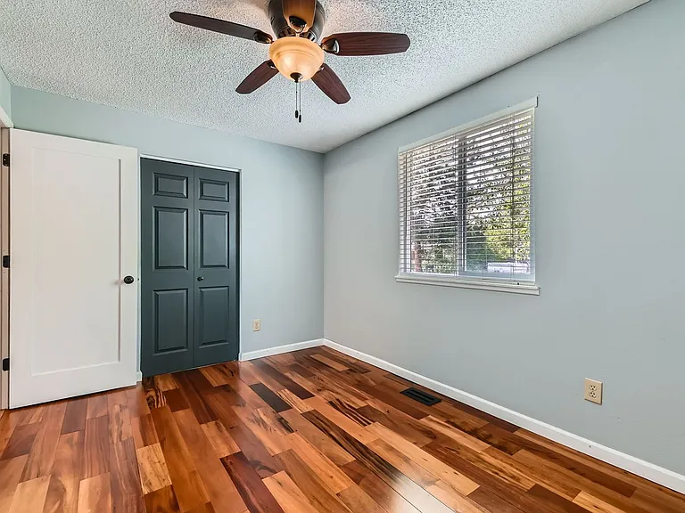1186 N Franklin Ave — Photo 18