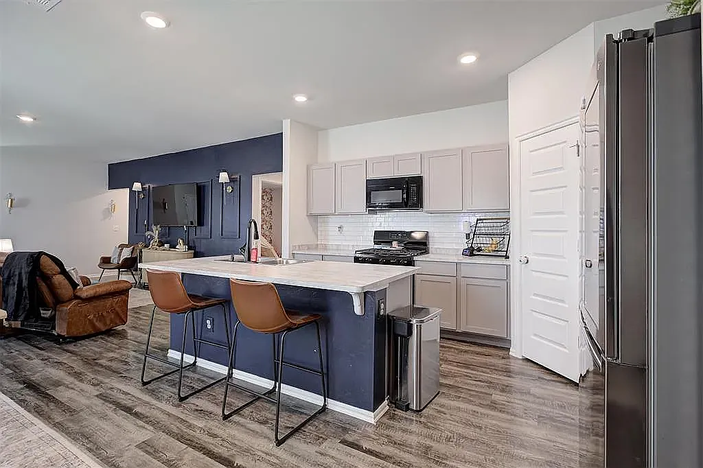 3 bed, 1376 sqft, $2,000 — Photo 4
