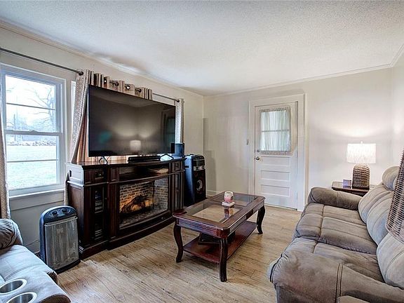 4th image of 872 Warren Rd NE