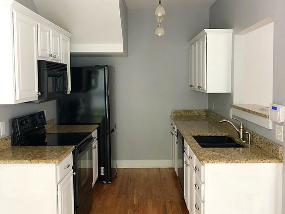 Kitchen, with Stove, Refrigerator, Dishwasher and Microwave.