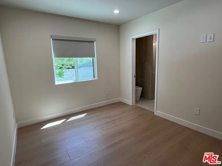 13338 Magnolia Blvd — Photo 32
