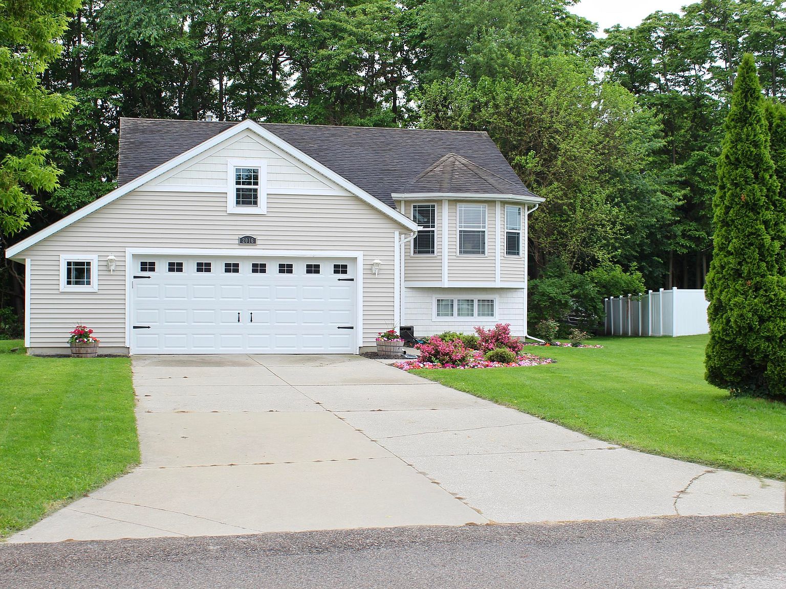 2016 Bennigan Ln, Zeeland, MI 49464 Zillow