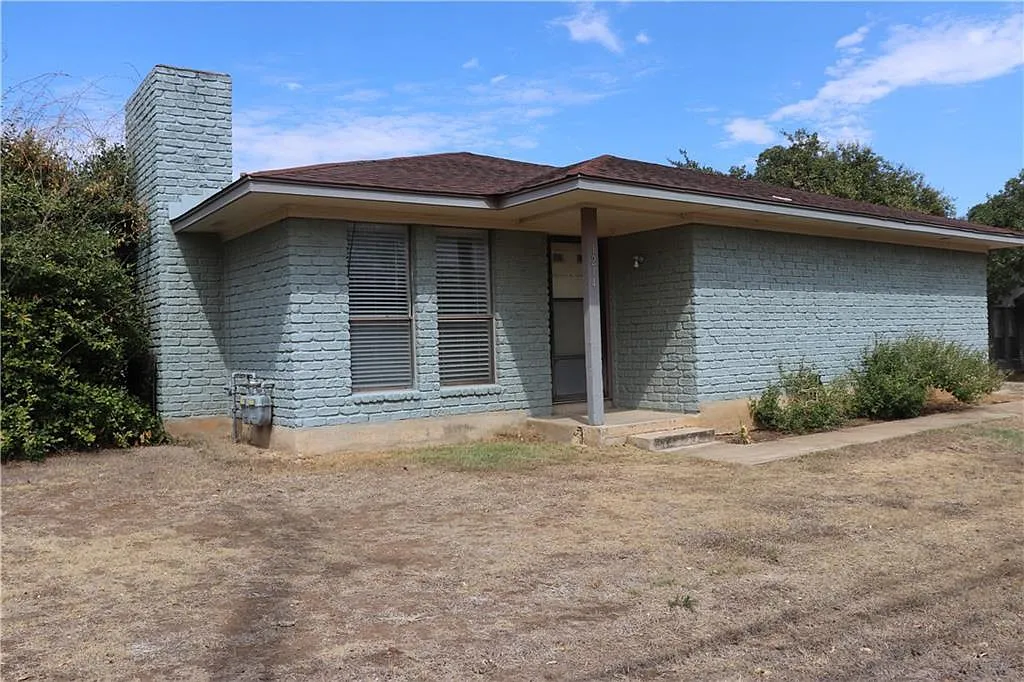 2 bed, 1.0 bath, 1030 sqft, $1,250 — Photo 1