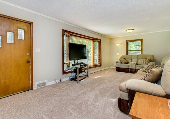 3rd image of 715 Berwood Ave W