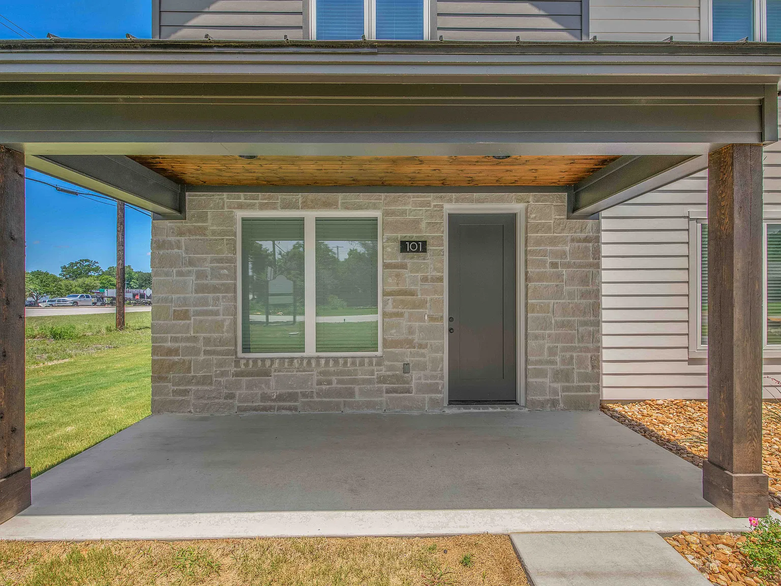 5 bed, 5.5 bath, 2400 sqft, $3,999 — Photo 2