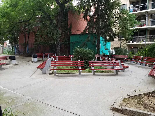 Sold by Winzone Realty Inc | media 8