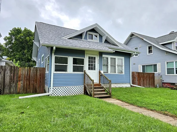 270 18th Pl, Clinton, IA 52732