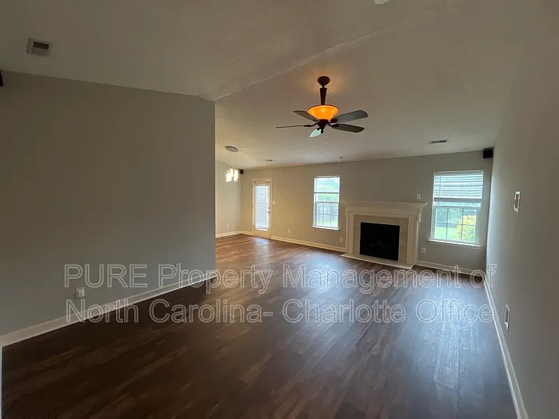 3 bed, 2.0 bath, 2080 sqft, $2,050 — Photo 4