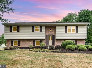 19 Mondale Cir, Hummelstown, PA 17036