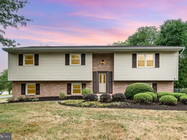 19 Mondale Cir, Hummelstown, PA 17036