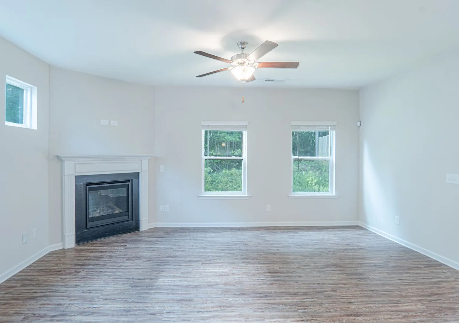 Modern 3BR Home with Spacious Loft, Covered Patio & Private Wooded Backyard — Photo 4