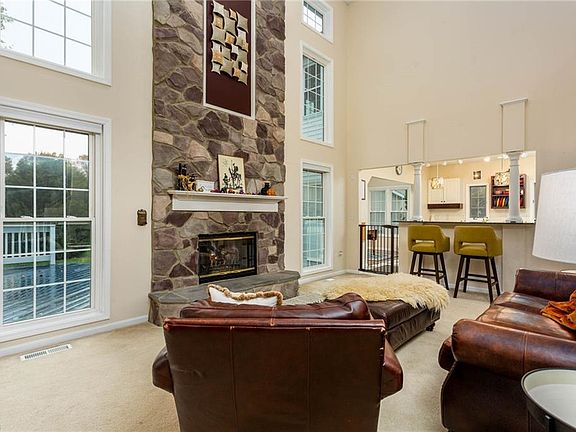 3rd image of 2460 Deerfield Dr