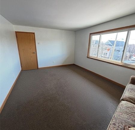 3rd image of 79 Hunter St