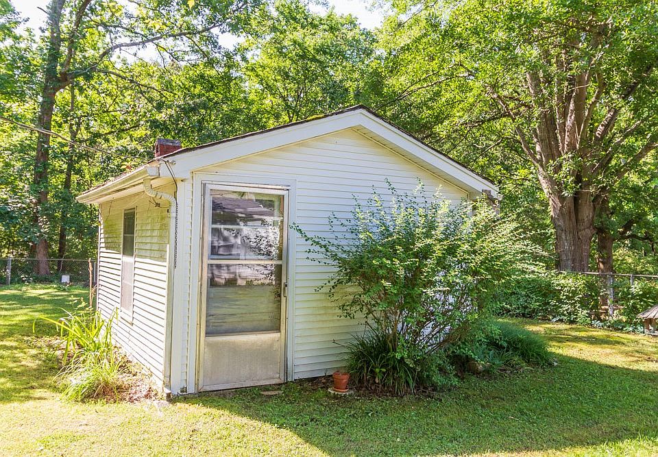 277 Oak St, Selmer, TN 38375 Zillow