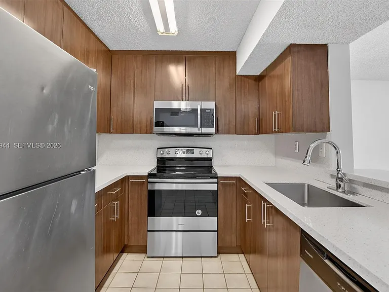 400 Palm Cir W #306 — Photo 4