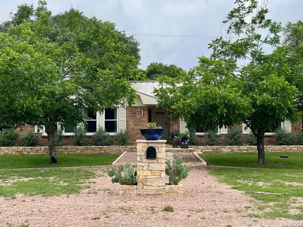 819 Pecan St., Blanco, TX 78606